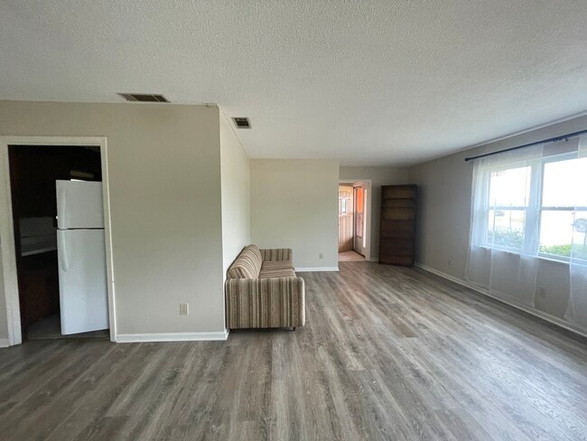 Photo - 213 E Pecan Rd