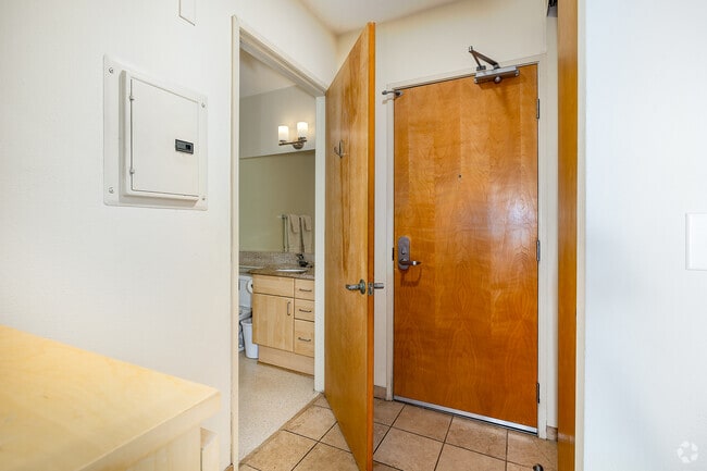Studio - 400SF - Entryway