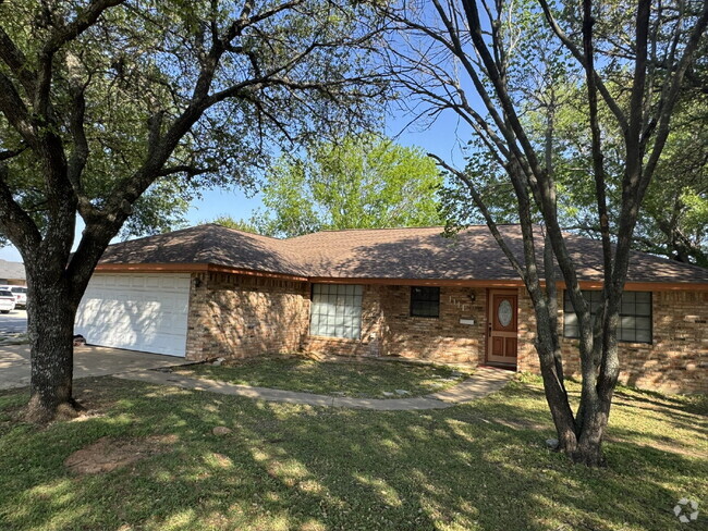 Building Photo - 3 bedroom 2 bath on corner lot! Rental