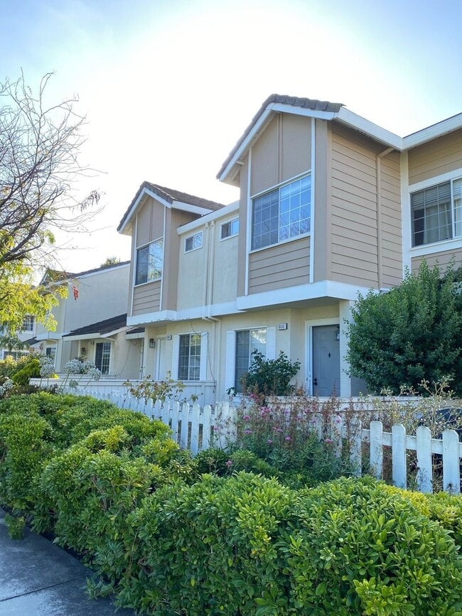 $3,490 / 3BR - 1383 S.F. GORGEOUS FREMONT ... - $3,490 / 3BR - 1383 S.F. GORGEOUS FREMONT ... Townhome