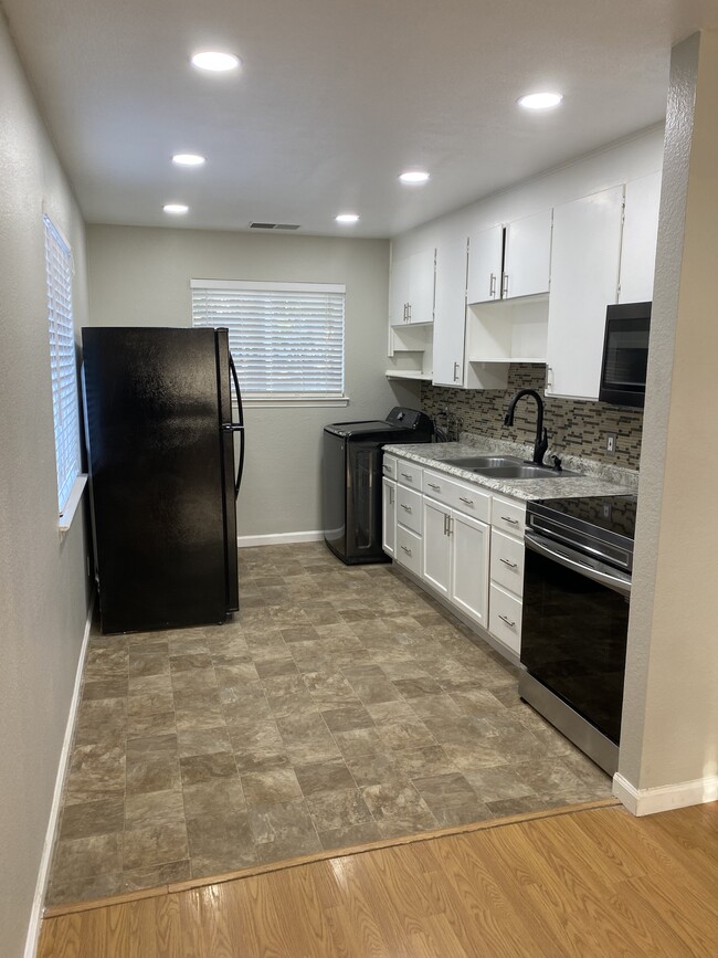 Photo - 17059 Mattie St