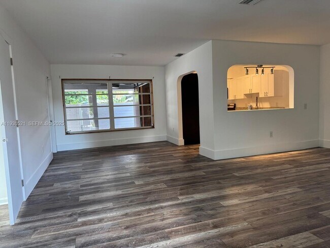 Photo - 985 NE 115th St