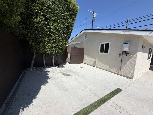 6024 Lindley Ave