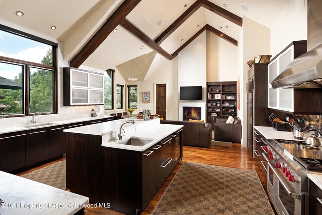 Photo - 561 Meadowood Dr