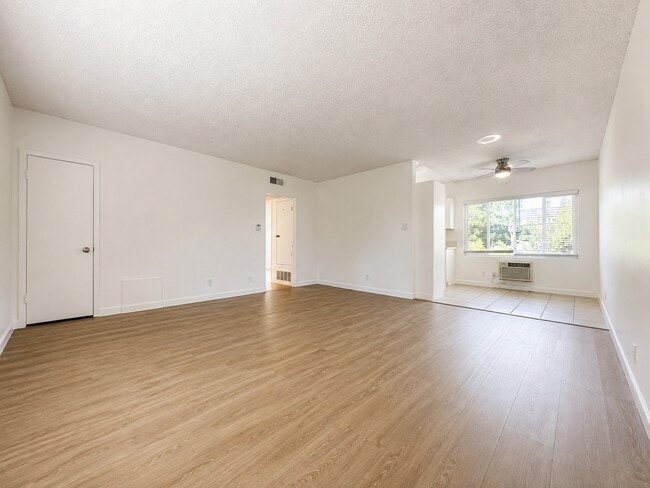 14315 Chandler Blvd
