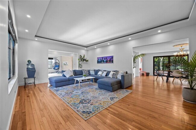 Photo - 351 NE 98th St