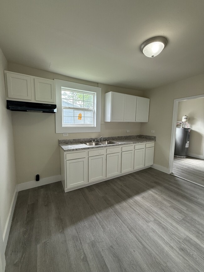 Photo - 1303 Main St