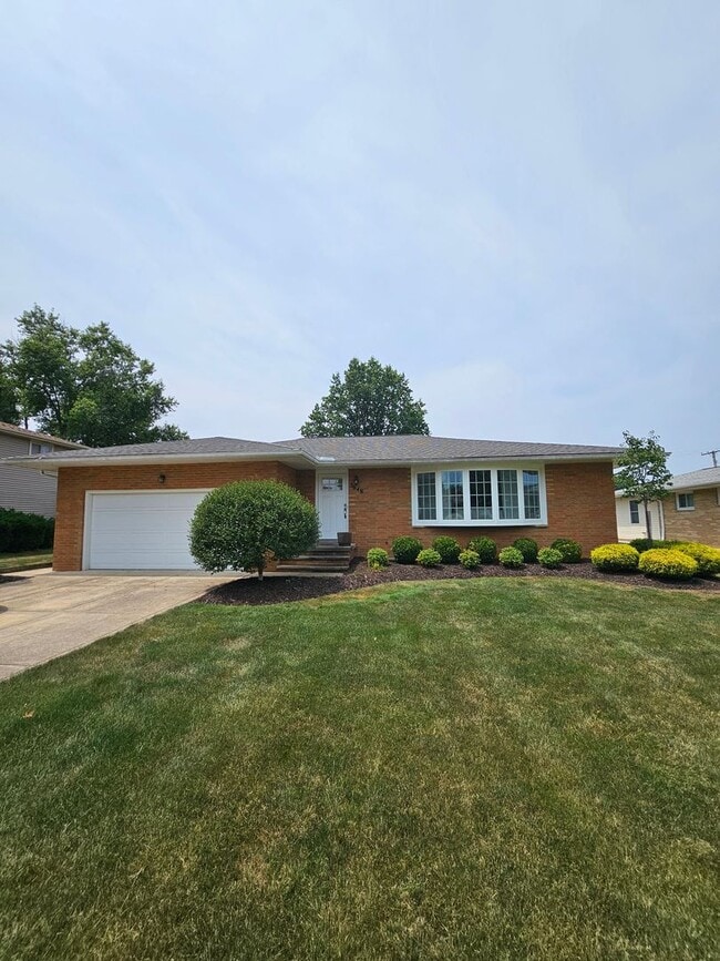 Building Photo - Charming Ranch-Style Home in Seven Hills, OH — Available Now