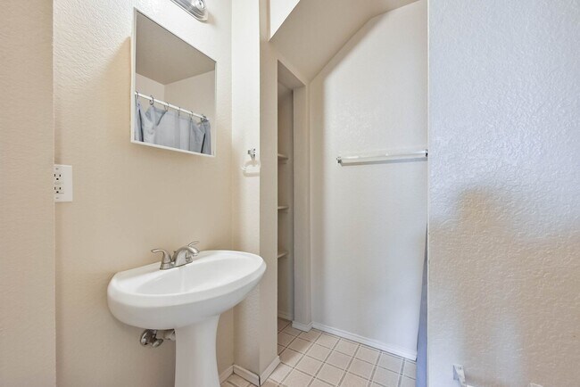 Photo - 404 Kings Way Dr