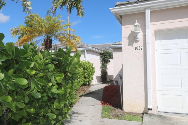Building Photo - 1037 Island Manor Dr Rental