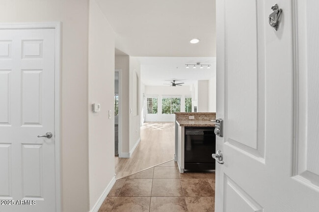 Building Photo - 5350 E Deer Valley Dr Unit 2429