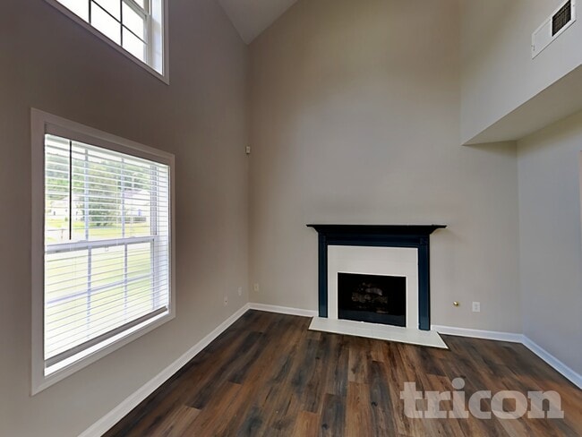 Photo - 1053 Abercorn Way