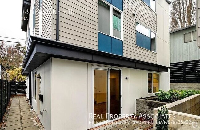 Building Photo - Spacious Modern Townhome in UD!!