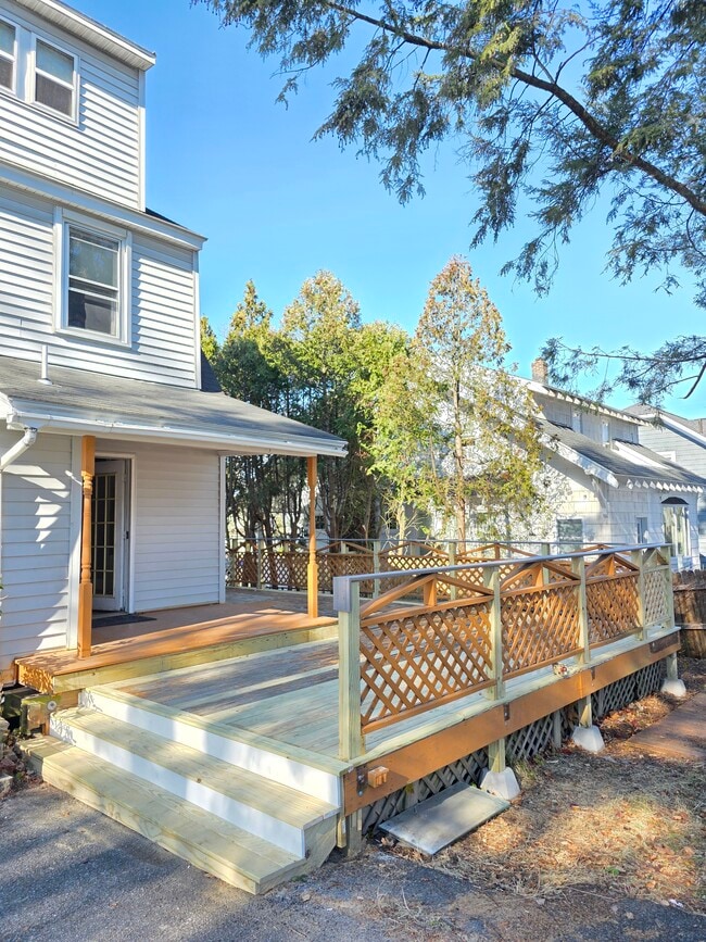 Photo - 1906 Burdett Ave