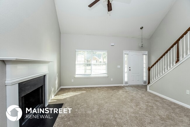 Photo - 210 Creek Way