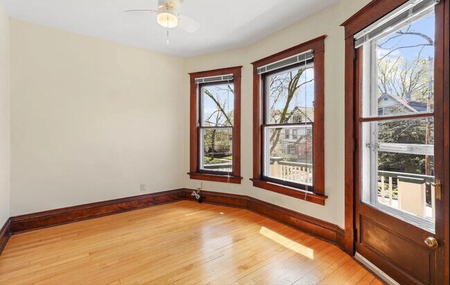 Dormitorio con vistas a la calle y puerta que da al porche delantero. - 707 S Dickinson St Unidad 707 S. Dickinson