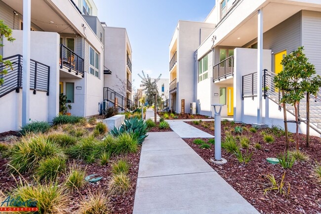 Building Photo - Newly Built Condo | Open Floor Plan | E.V. Outlet