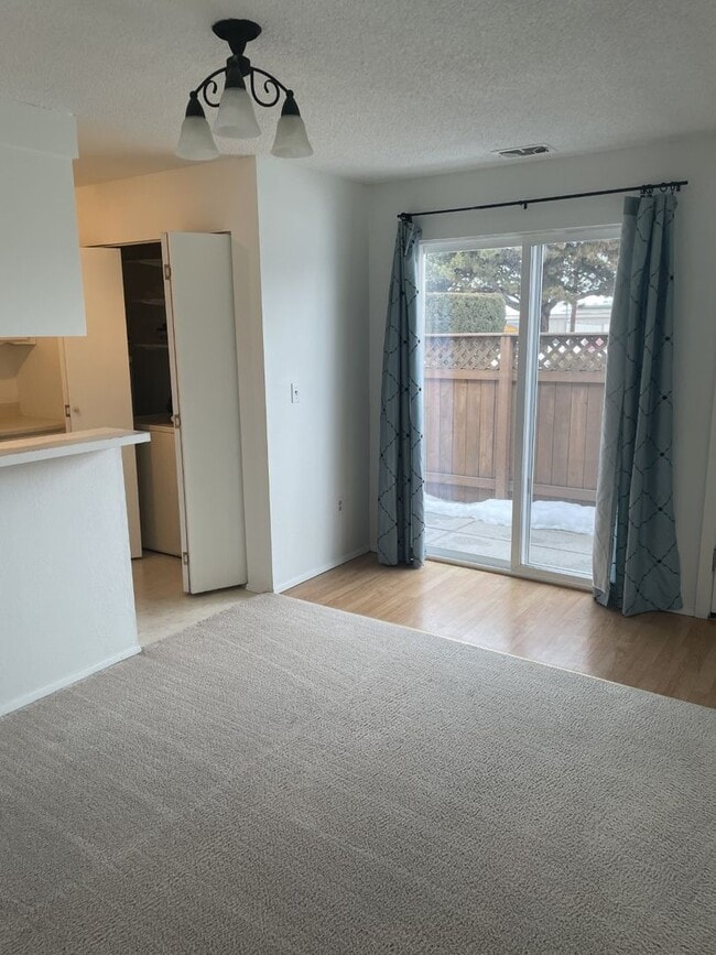 Photo - Amazing 2 Bedroom Available in Sought Afte... Unidad 13