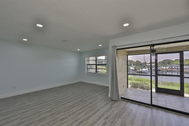 Photo - 652 Yardarm Dr