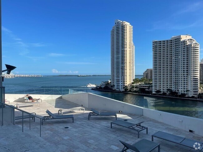 Building Photo - 335 S Biscayne Blvd Unit UPH-02 Rental