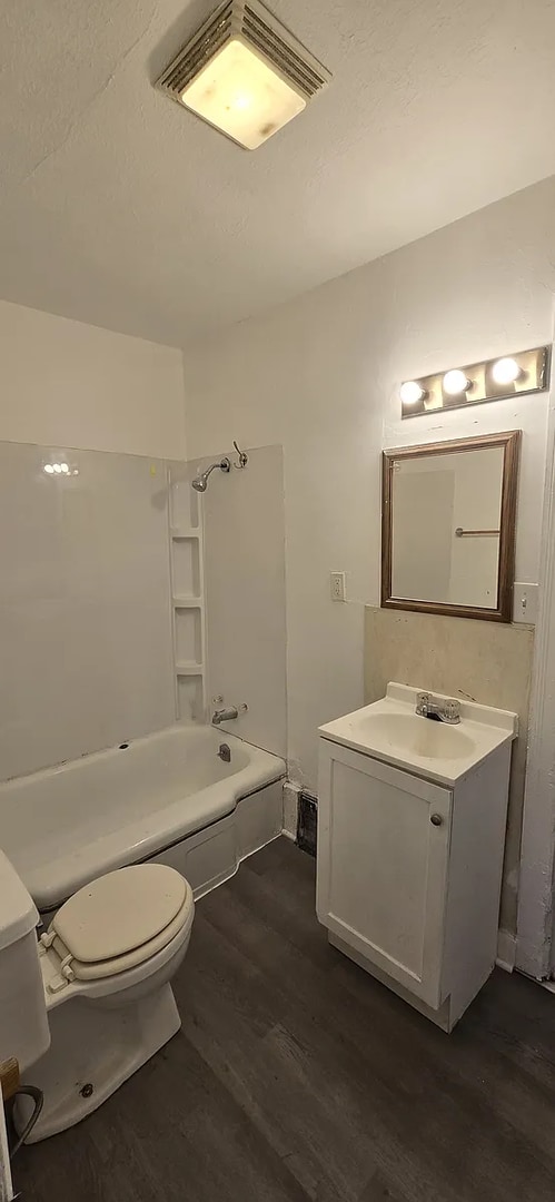 2200 W Walnut St