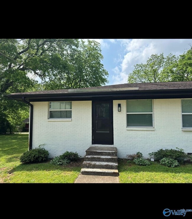 Building Photo - 1114 NW Oakwood Ave Unit C