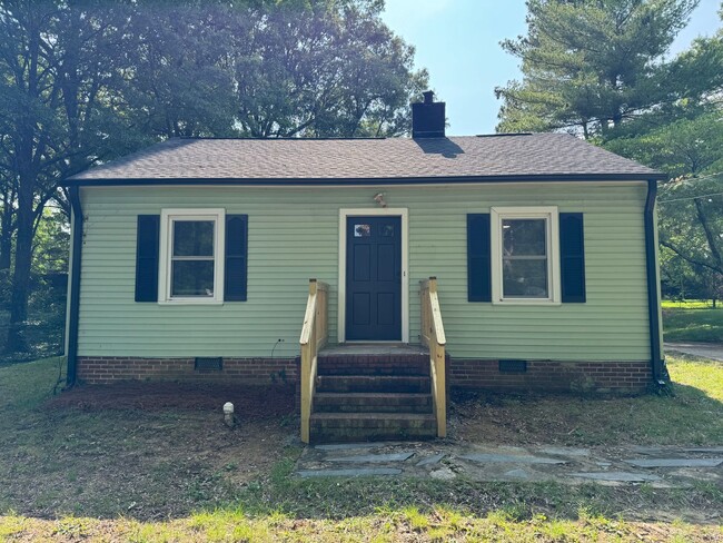 Building Photo - 2bed/1bath w/ detached garage!