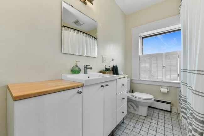 Building Photo - 1774 Beacon St Unit 6