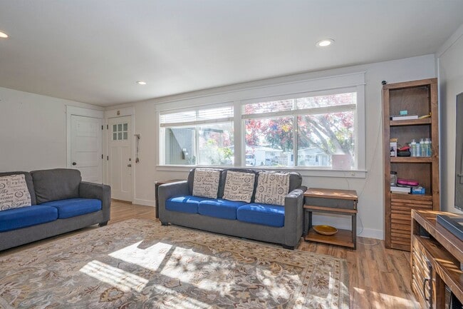 Photo - North Tacoma Beauty: Fully Remodeled & Minutes to Proctor + Ruston