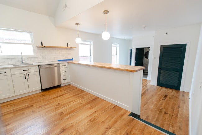 Building Photo - 4406 Butler St Unit 202