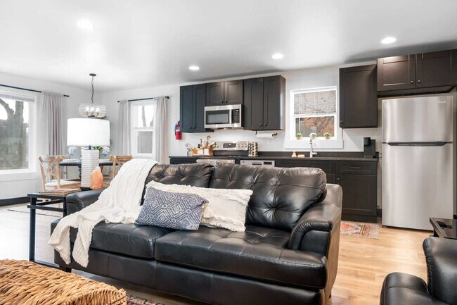 Centrally located fully furnished (Avail. Oct-May)