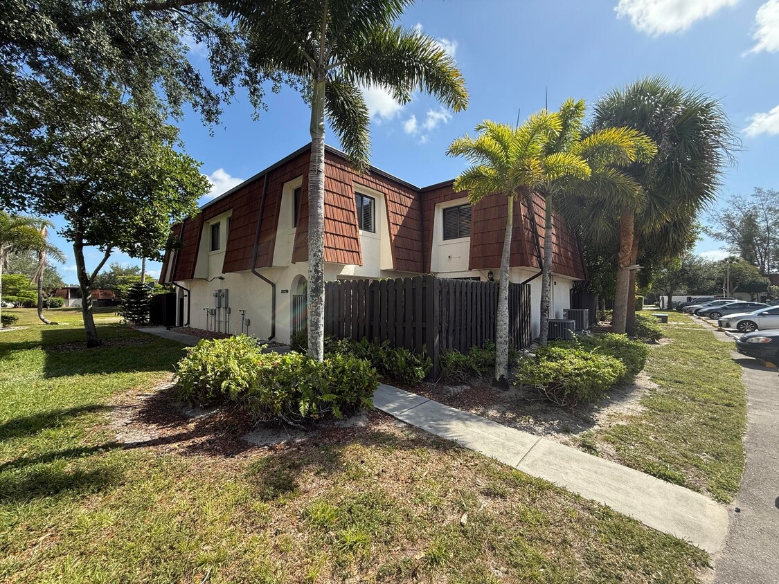 Photo - 2221 White Pine Cir (Greenacres, FL)