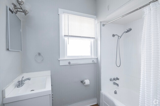 1BR, 1BA - 550SF - Baathroom