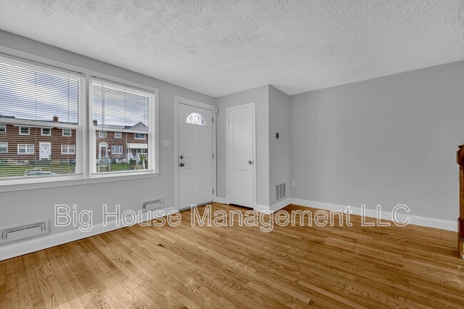 Building Photo - 4310 Roberton Ave