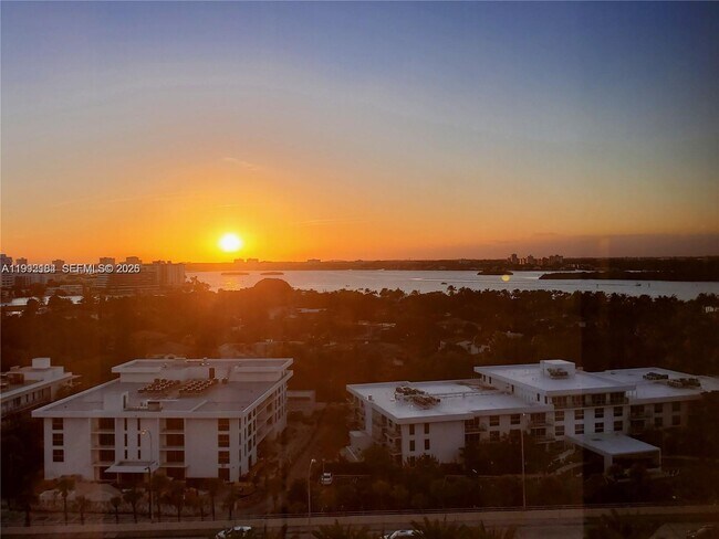 Building Photo - 10275 Collins Ave Unit 523