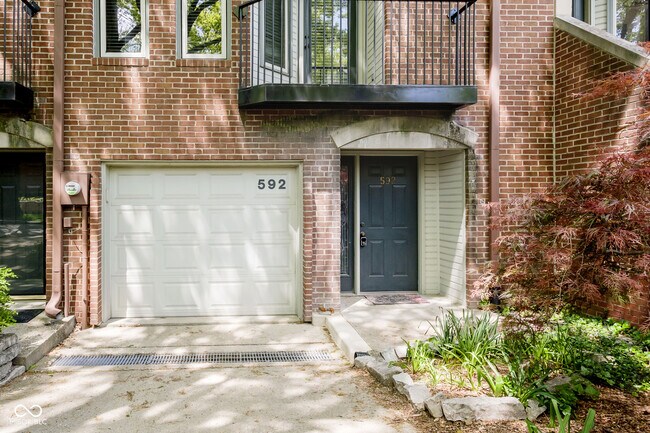 Photo - 592 E Vermont St