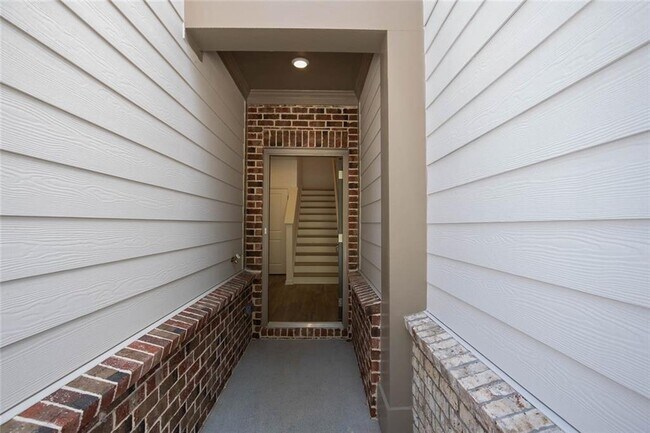 Photo - 2425 Livi Ln