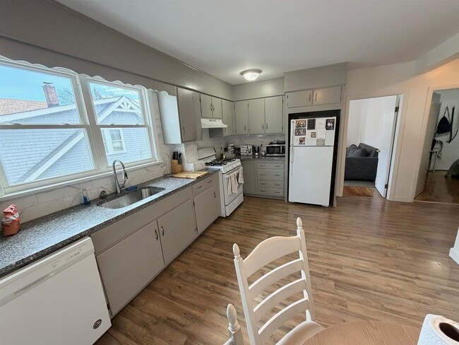 Building Photo - 27 Conwell Ave Unit 2