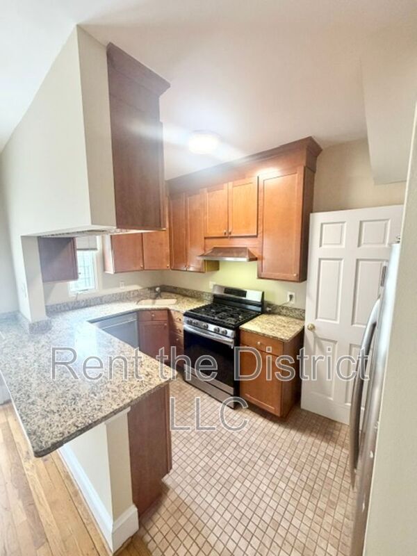Photo - 1114 Abbey Pl NE