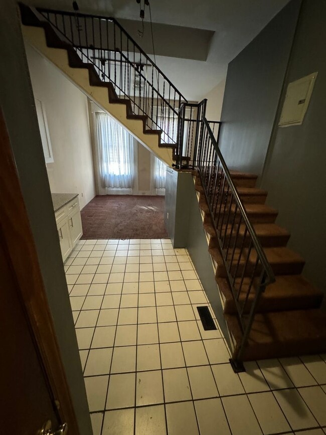 Building Photo - 639 N 12th St Unit Apt 1F
