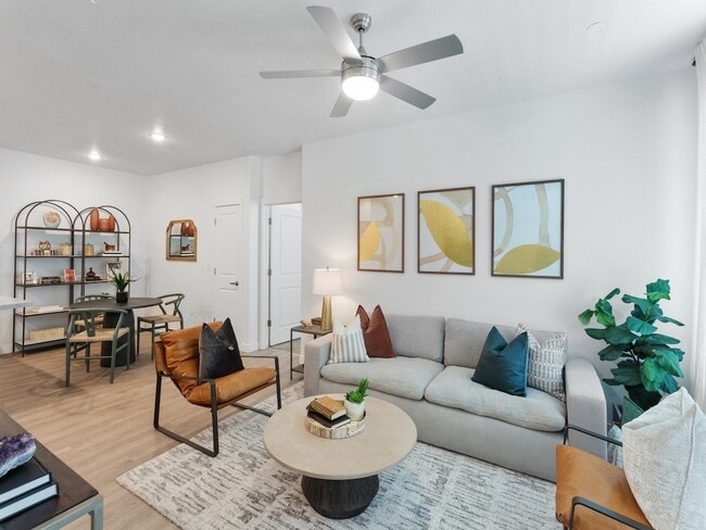 Gran sala de estar - The Veridian Apartments & Townhomes