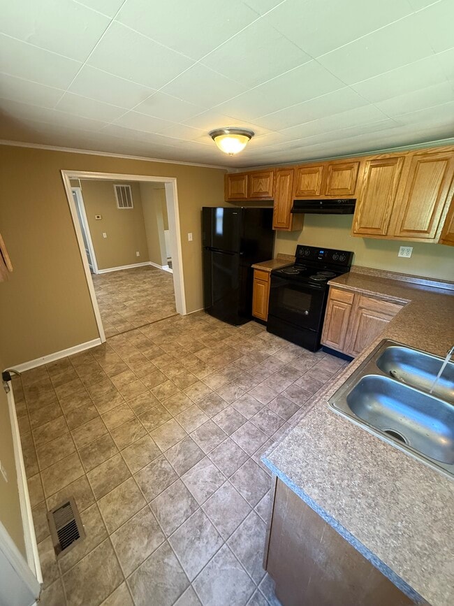 Photo - 950 N Maple St