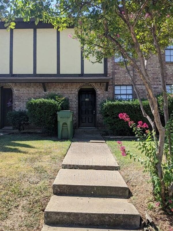 Building Photo - 940 Southmoor Dr Rental