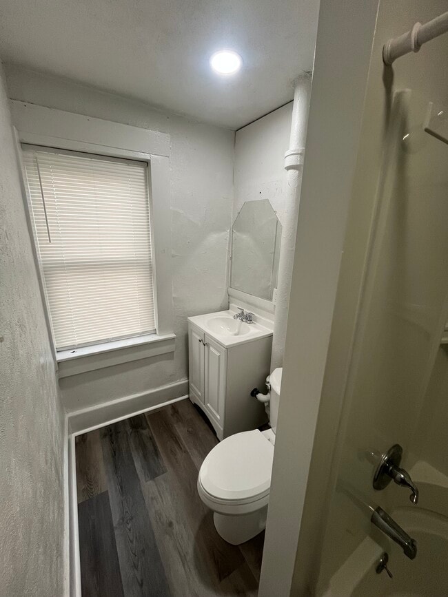 Photo - 1104 Marne Rd