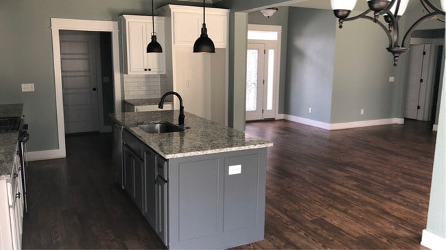 Photo - 750 Hawthorn Way