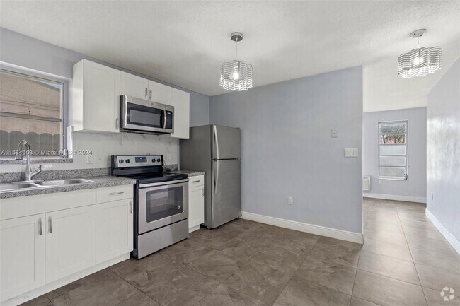 Building Photo - 2460 SW 36th Ave Rental
