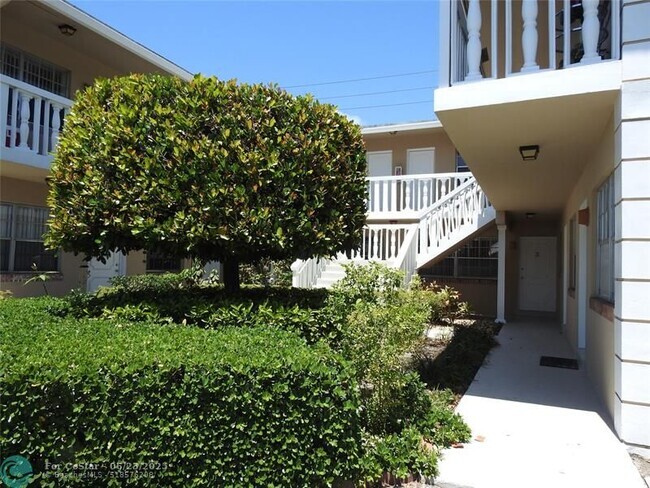 Building Photo - 2711 NE 49th St Unit 3 Rental