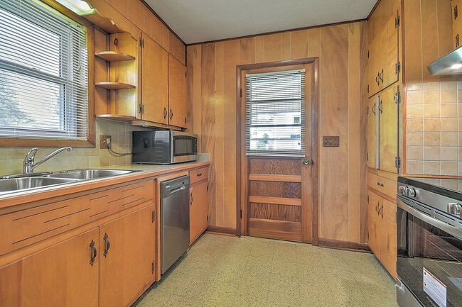 Photo - 208 Hogan Ave