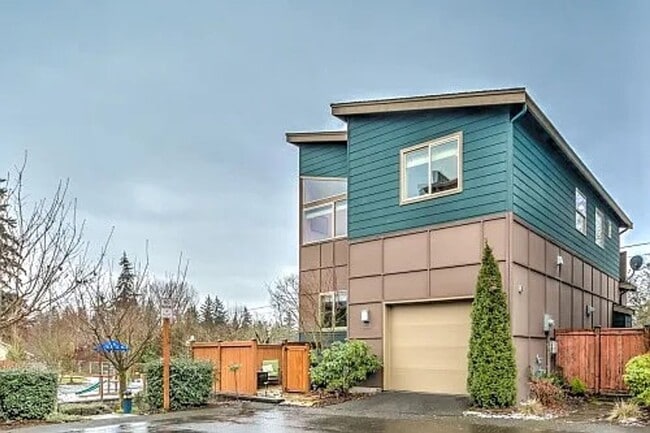 Building Photo - Stylish & Updated Home – 3BR/205BA, AC, Ne...