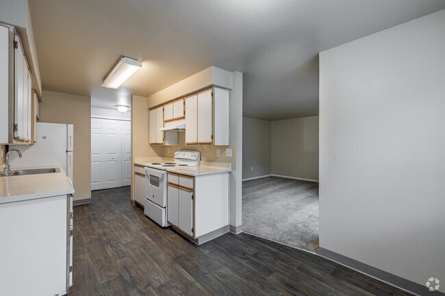 2BR, 1BA - 849SF - Dining Room - Pier Park